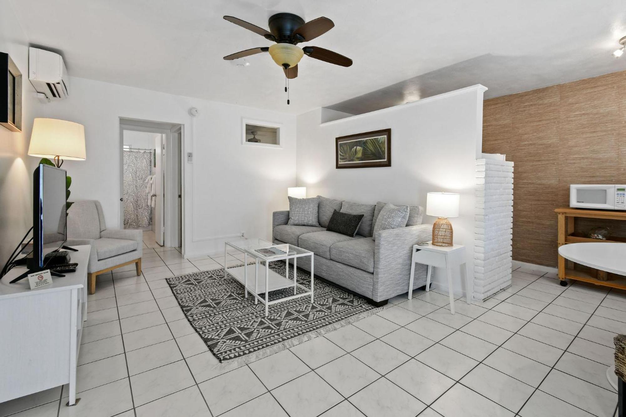 Sunshine Shores Boutique Apartments Palm Beach Shores Buitenkant foto